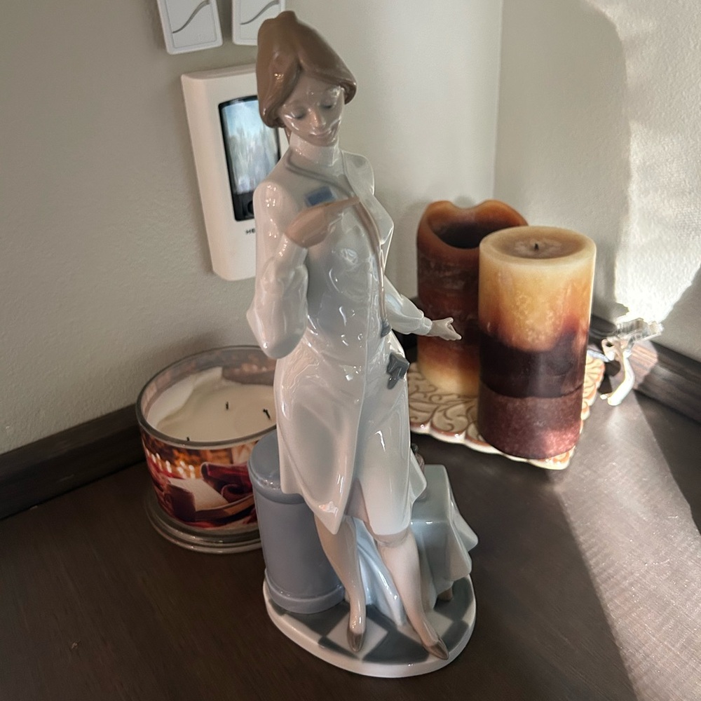 Like new Retired Vintage LLADRO Female Physician #5197